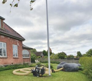Stofsække fyldes med gammel isolering